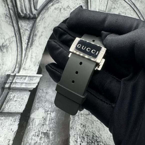 GUCCI Dive Dragon Quartz Black Dial Men's Watch YA136217 - Picture 2 of 7